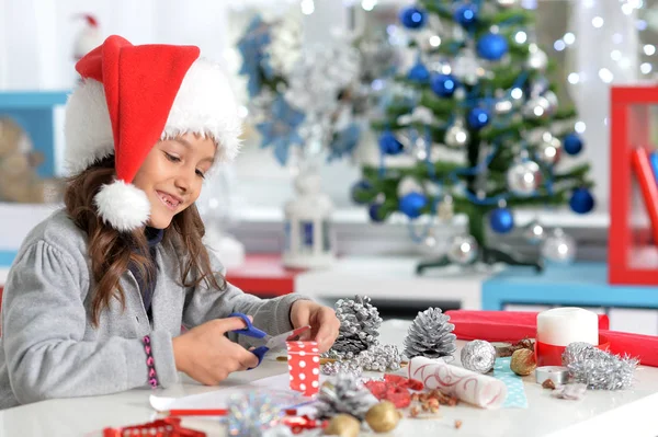 Lilla flickan förbereder sig för jul — Stockfoto