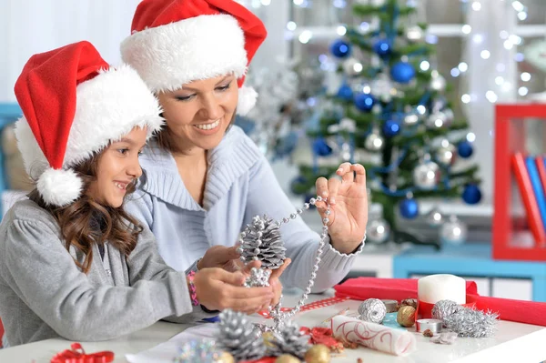 Mère et fille se préparent pour Noël — Photo