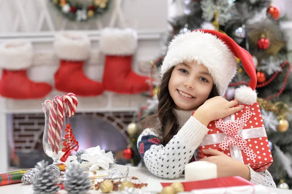 Девушка с рождественским подарком — стоковое фото