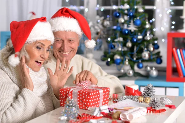 Äldre par firar jul — Stockfoto