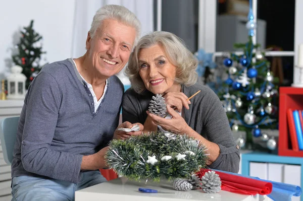 Seniorer göra juldekorationer — Stockfoto