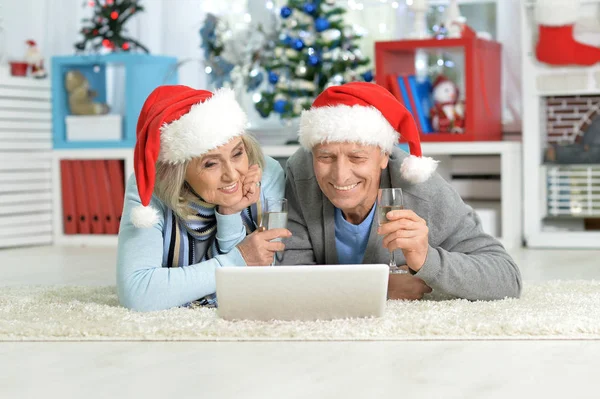 Senioren feiern Weihnachten — Stockfoto