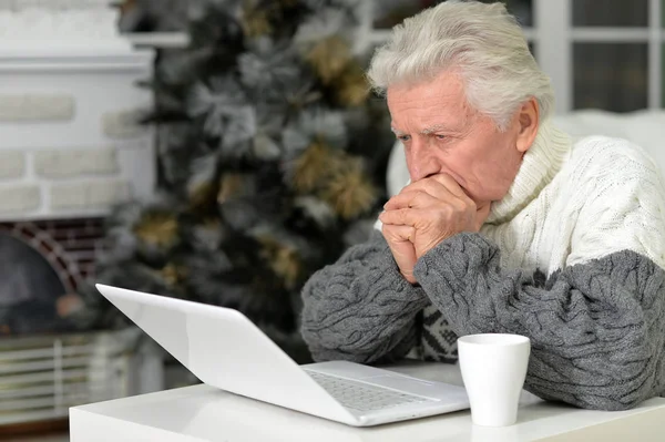 Idősebb férfi laptoppal — Stock Fotó