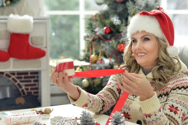 Mulher se preparando para o Natal — Fotografia de Stock