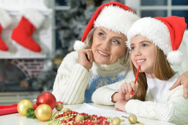 Großmutter mit Mädchen bereitet sich auf Weihnachten vor — Stockfoto