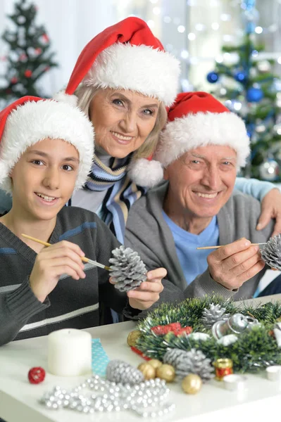 Grands-parents avec garçon se préparant pour Noël — Photo