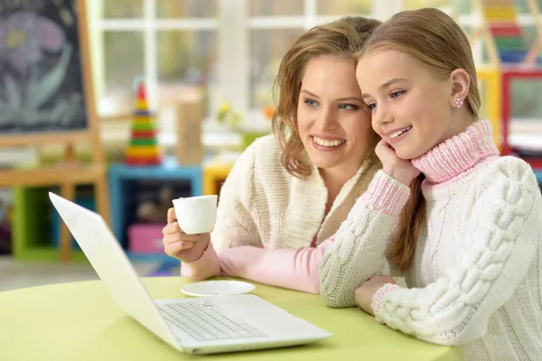 Anya és lánya laptoppal — Stock Fotó