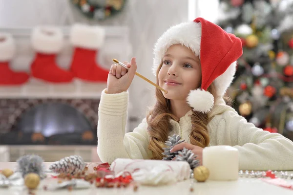 Niña en sombrero de santa —  Fotos de Stock