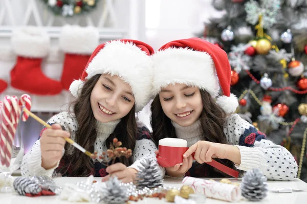 Meninas se preparando para o Natal — Fotografia de Stock