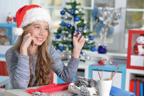 Chica preparándose para la Navidad —  Fotos de Stock