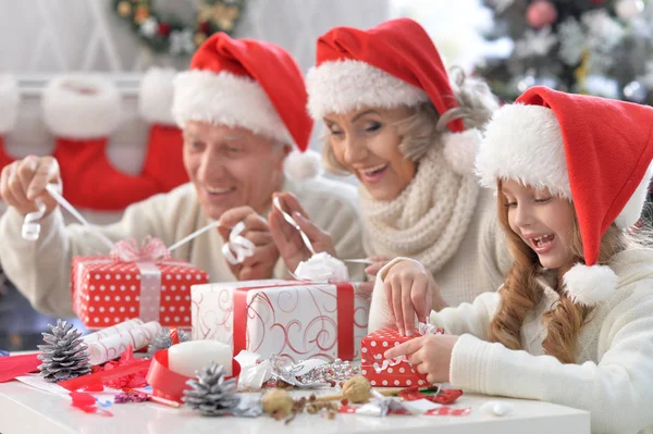 Familia celebrando la Navidad —  Fotos de Stock