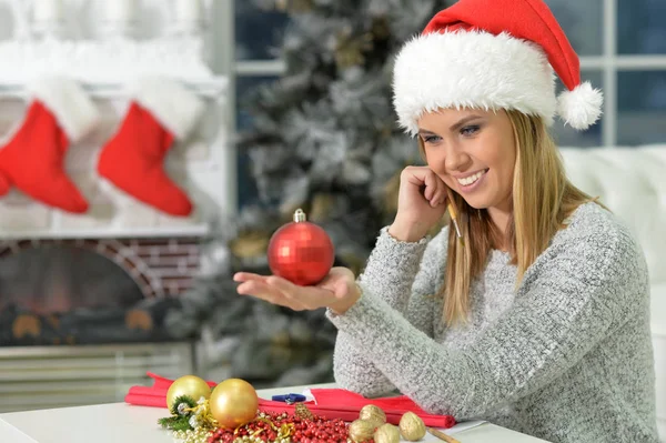 Kvinna som förbereder sig för jul — Stockfoto