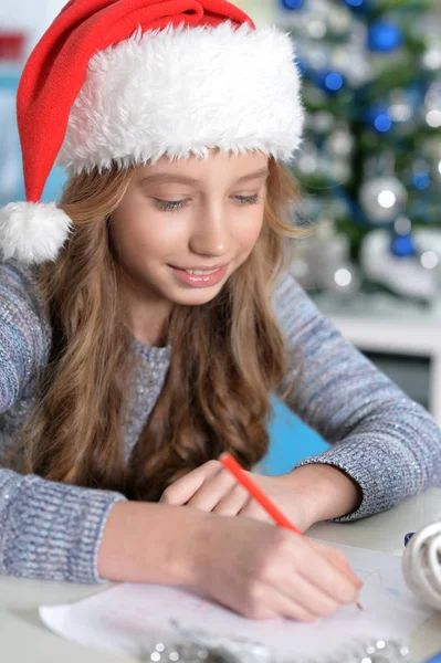 Teenager-Mädchen schreibt Brief — Stockfoto