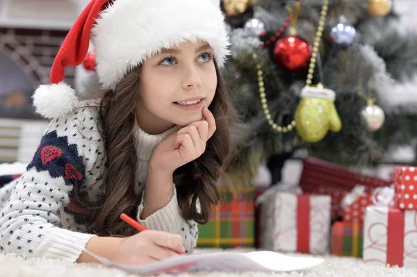 Chica escribiendo carta — Foto de Stock