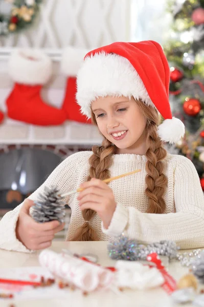 Menina se preparando para o Natal — Fotografia de Stock