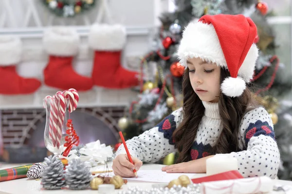 Menina escrevendo carta — Fotografia de Stock