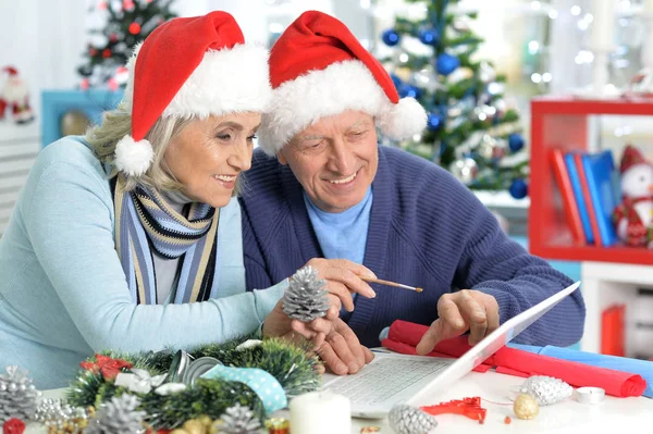 Seniorer som förbereder sig för jul — Stockfoto