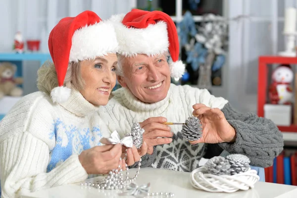 Senioren bereiten sich auf Weihnachten vor — Stockfoto