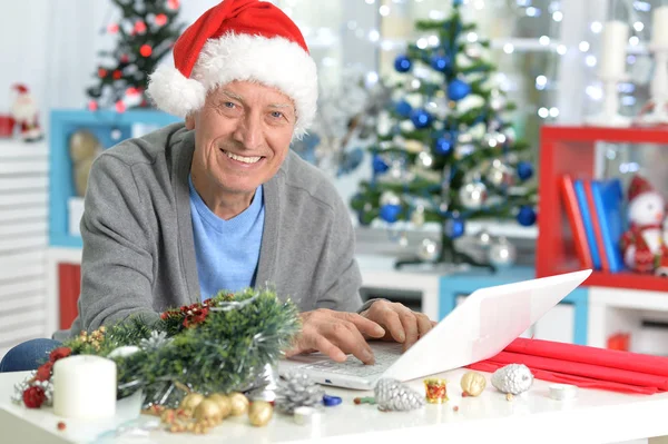 Senior man met laptop — Stockfoto