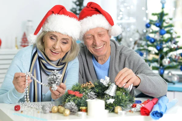 Mayores preparándose para la Navidad — Foto de Stock