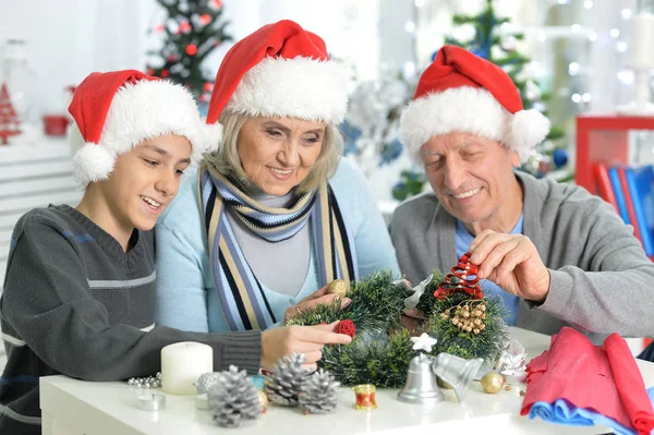 Grands-parents avec garçon se préparant pour Noël — Photo