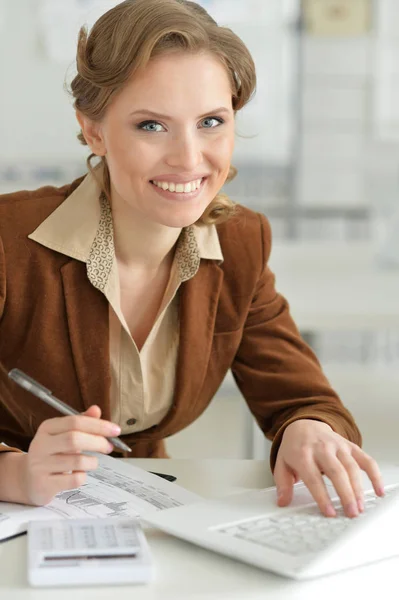 Femme d'affaires travaillant dans le bureau — Photo