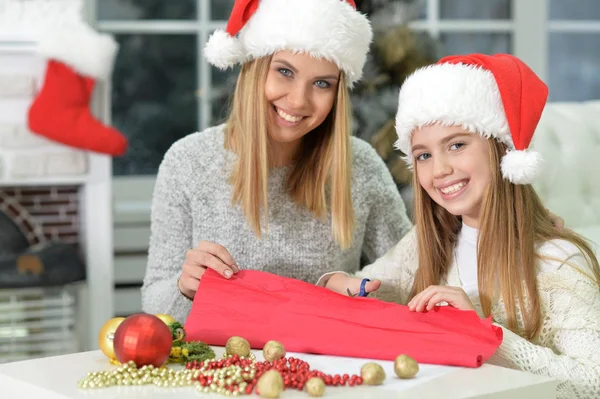 Hermanas preparándose para la Navidad —  Fotos de Stock