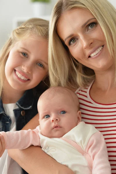 Mamá con dos hijas —  Fotos de Stock