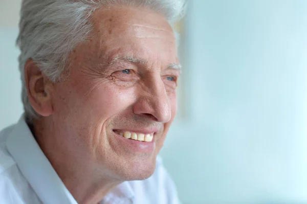 Uśmiechnięty mężczyzna starszy — Zdjęcie stockowe