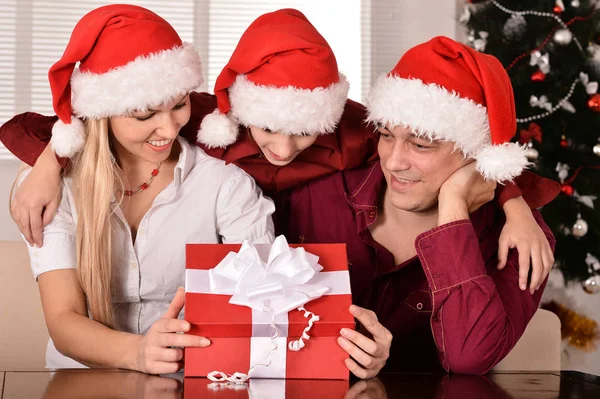 Mamma, Pappa och son nära julgran — Stockfoto
