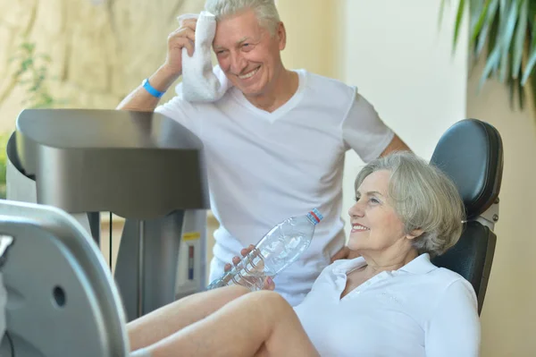 Pareja madura en el gimnasio —  Fotos de Stock