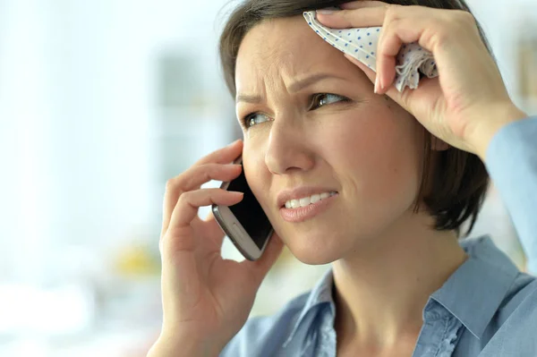 Jovem mulher chorando no telefone — Fotografia de Stock