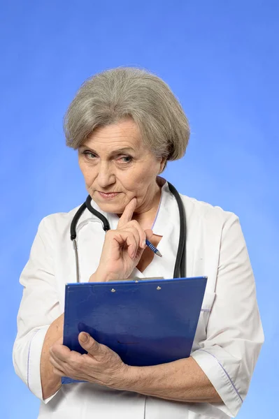 Maturo medico femminile — Foto Stock