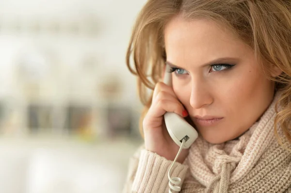 Femme en colère parlant au téléphone — Photo