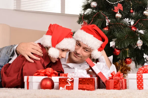 Padre con hijo mirando en regalos —  Fotos de Stock