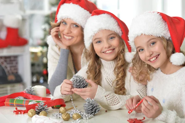 Mutter und Kinder bereiten sich auf Weihnachten vor — Stockfoto