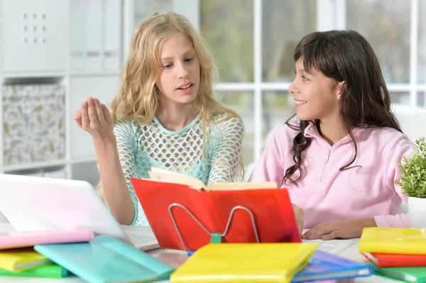 Dos chicas haciendo la tarea — Foto de Stock