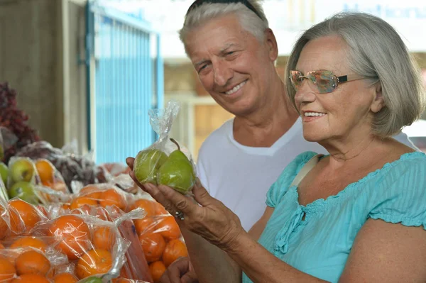 Älteres Ehepaar auf Lebensmittelmarkt — Stockfoto