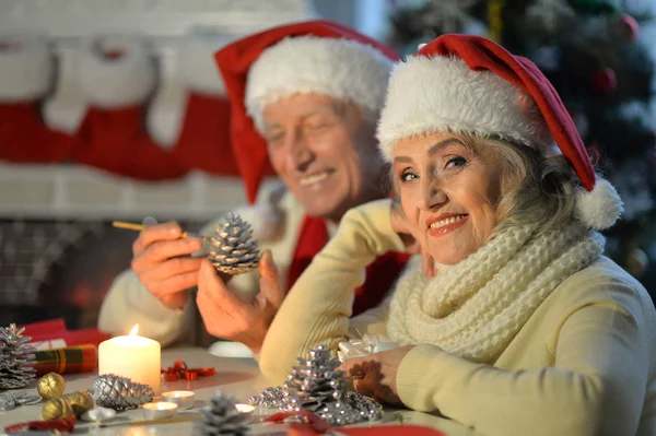 Senior paar inn Santa hoeden — Stockfoto