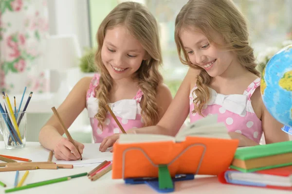 Deux sœurs jumelles faisant leurs devoirs — Photo