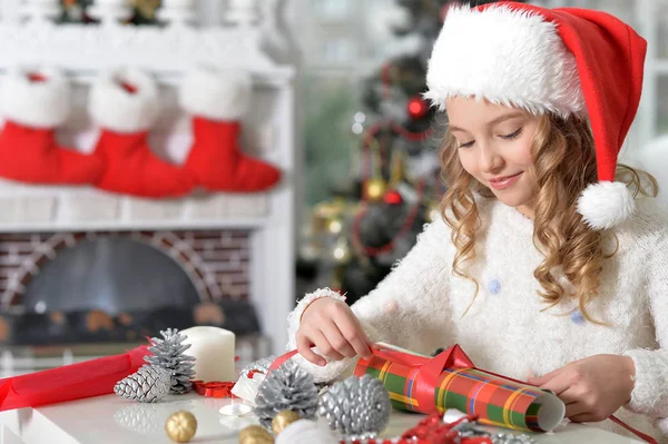 Dívka se připravuje na Vánoce — Stock fotografie