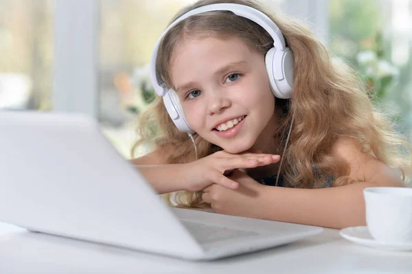 Menina bonito ouvir música — Fotografia de Stock