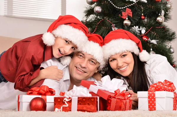 Moeder, vader en zoon in de buurt van de kerstboom — Stockfoto