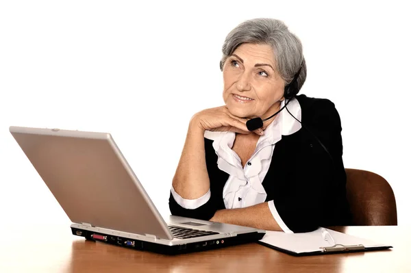 Seniorin arbeitet mit Laptop — Stockfoto