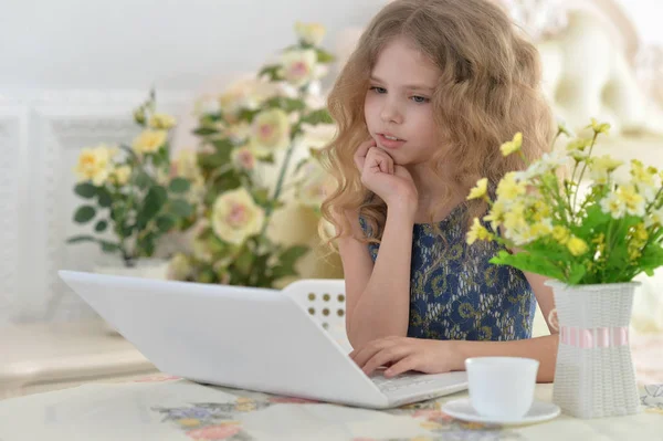 Schattig klein meisje — Stockfoto