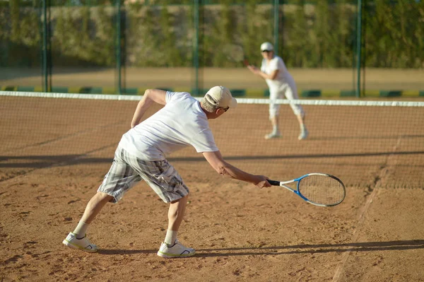 Coppia matura che gioca a tennis — Foto Stock