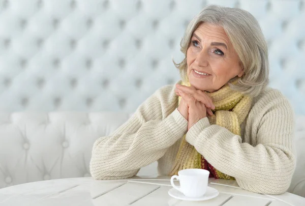 Femme buvant du café — Photo