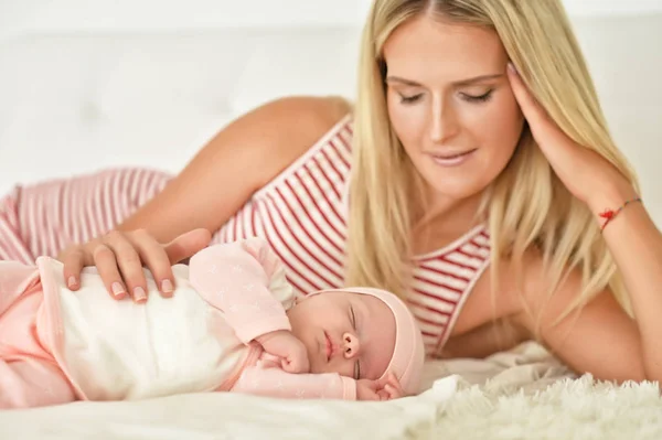 Jovem mulher com bebê adormecido — Fotografia de Stock