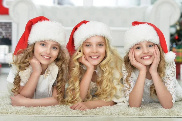 Noel Baba şapkaları küçük kız — Stok fotoğraf