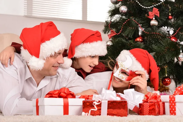 Moeder, vader en zoon in de buurt van de kerstboom — Stockfoto